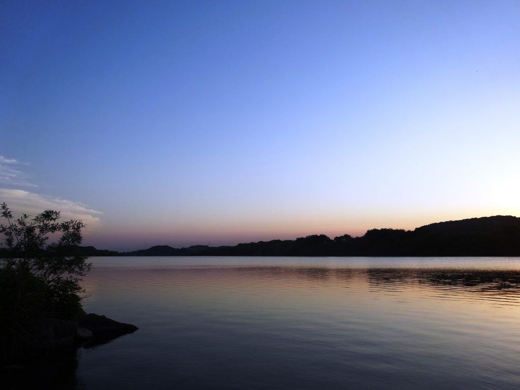 川辺の夕景