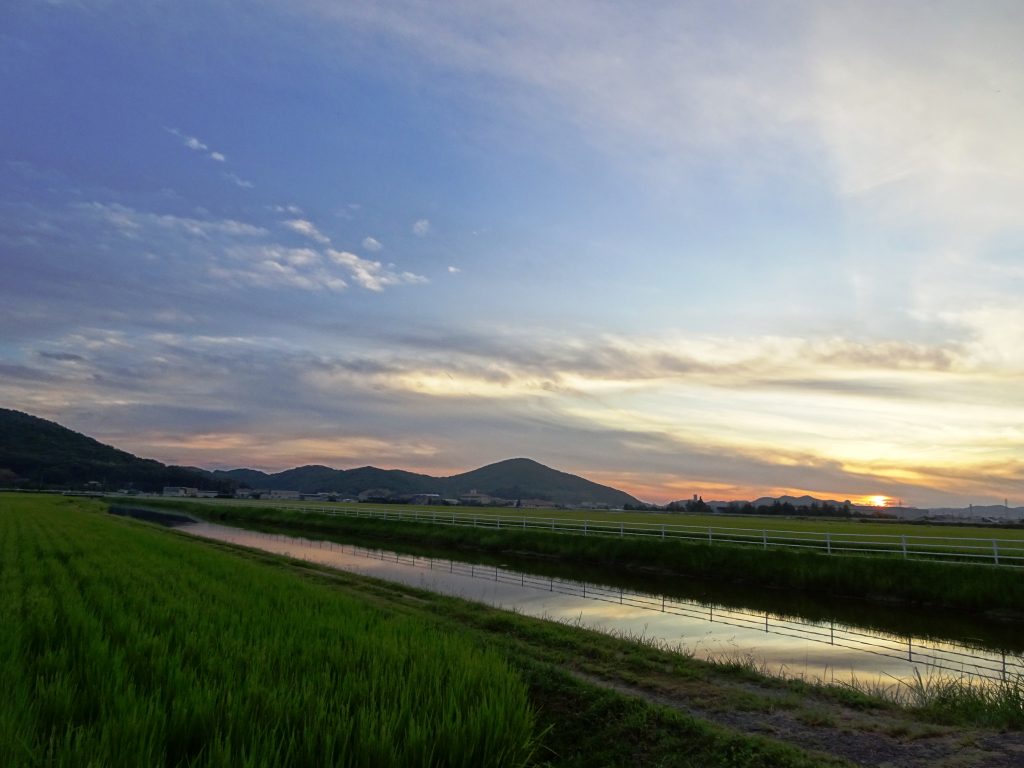 空を映す夕景