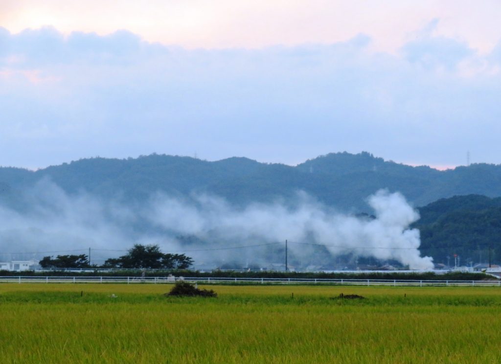 秋の田舎の夕景