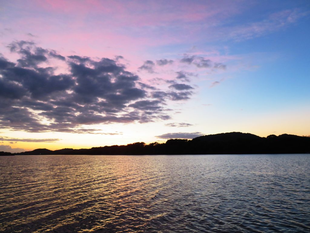 秋、川辺夕景
