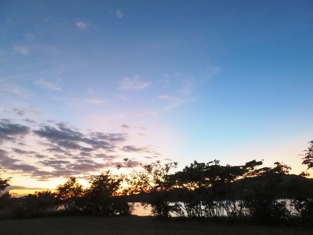秋、川辺夕景