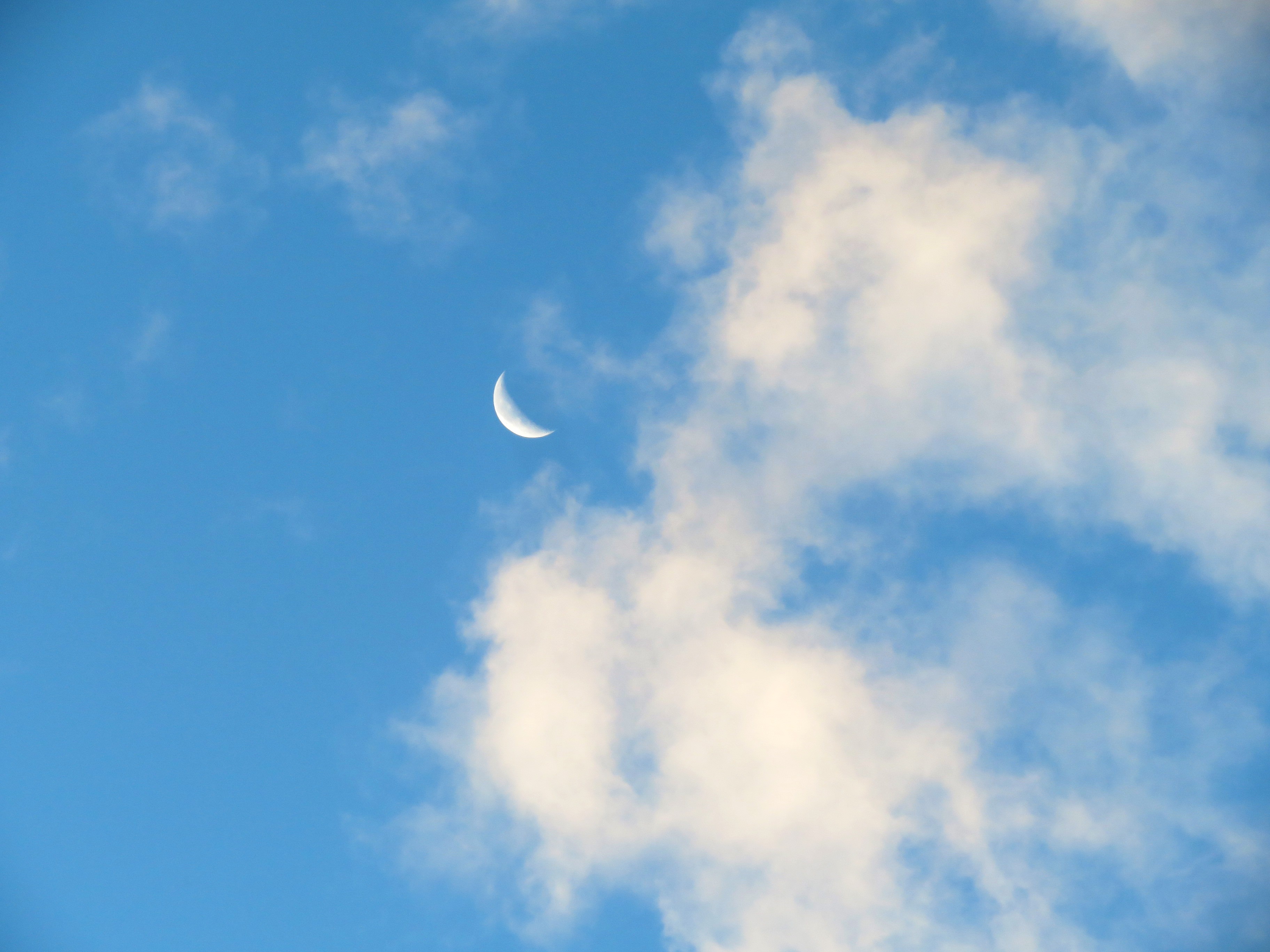 日の出の空